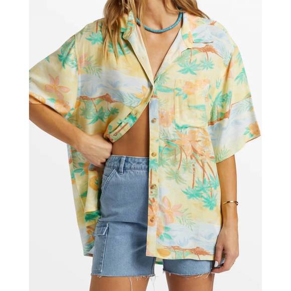 BILLABONG Tops - NEW BILLABONG on vacation shirt in multi